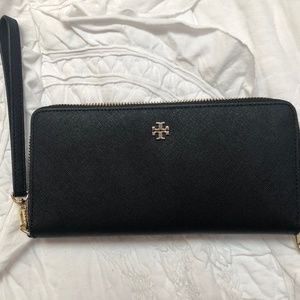 Tory Burch Robinson Passport Continental Wallet